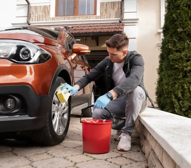 Lavage auto à domicile Saint-Fort-sur-Gironde : professionnel intervenant sur un véhicule